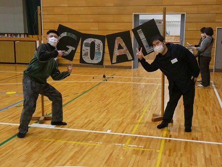 係で頑張る生徒　写真