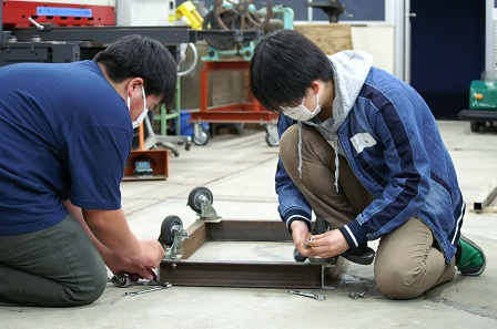 生徒のボルト締め作業　写真