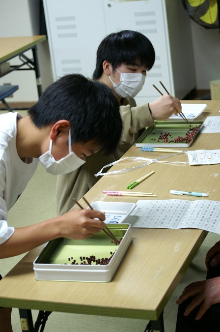 小豆を箸でつまむ　写真②