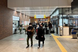 長崎駅ホームへ　写真