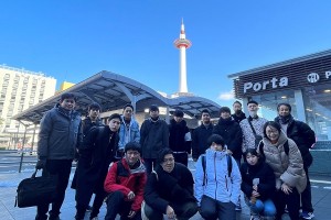 京都駅前で全員集合　写真