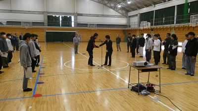 対面式　生徒会長と新入生代表握手写真